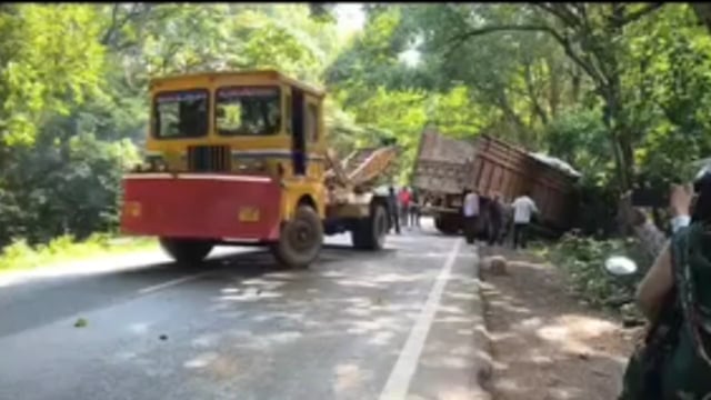 नेशनल हाईवे माला जंगल में बड़ा हादसा टला, अनियंत्रित ट्रक खाई में घुसकर पेड़ से टकराया, चालक सुरक्षित