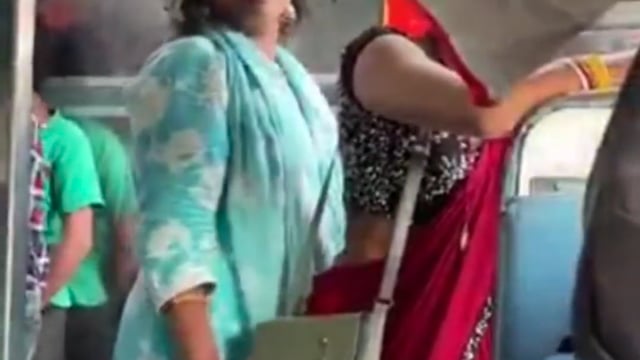 चलती ट्रेन में लड़की के द्वारा हाथ की सफाई और अतिरिक्त कमाई सावधान रहने की आवश्यकता है
