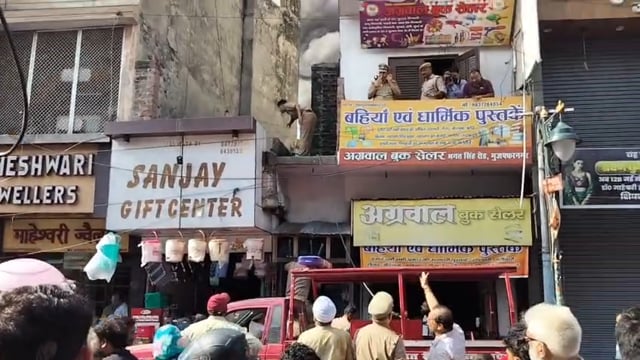 *मुजफ्फरनगर भगत सिंह रोड पर प्लास्टिक क्रॉकरी के गोदाम में लगी भीषण आग. आग में लाखों की क्रोकरी जलकर हुई खाक. एसपी सिटी अमित जैन भारी फोर्स के साथ मौके पर मौजूद*