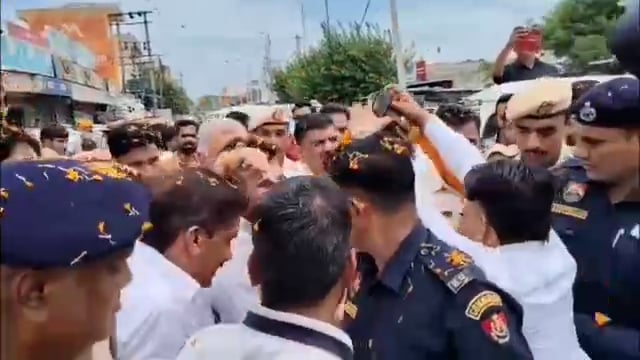 कुरुक्षेत्र: पूर्व सांसद और भाजपा नेता कुलदीप बिश्नोई धर्मनगरी कुरुक्षेत्र में स्नेह मिलन के नाम पर कार्यकर्ताओं की नब्ज