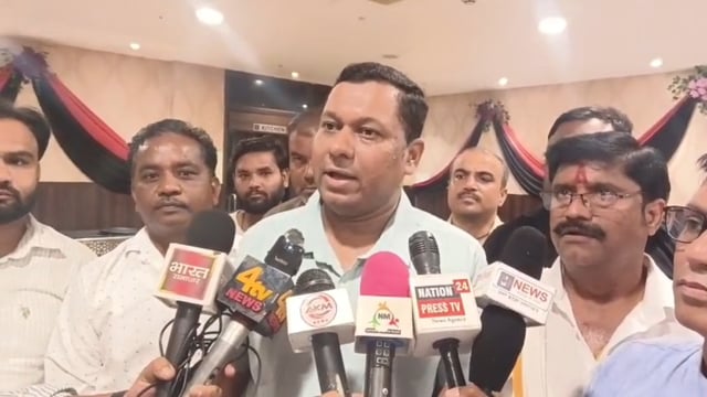 शाहजहांपुर होटल में प्रेस वार्ता राखी लोकेश अग्रवाल जानकारी देते सलाउद्दीन