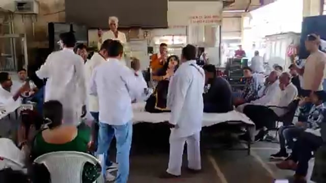 "जब बीच बजरिया तूने मेरी पकड़ी.."
UP- मेरठ के सरकारी बस अड्डे पर ड्राइवर पदम सिंह आज रिटायर हुए
उनकी बेहतरीन सेवाओं के लिए ड्राइवर संघ ने नृत्यांगना का रंगारंग डांस करवाया

चारों ओर माहौल खुशी से भर गया