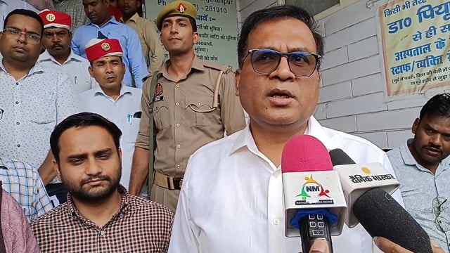 शाहजहांपुर चौधरी अल्ट्रासाऊंड डीएम धर्मेंद्र प्रताप सिंह ने मारा छापा डॉक्टर विवेक मिश्रा भी मौजूद रहे