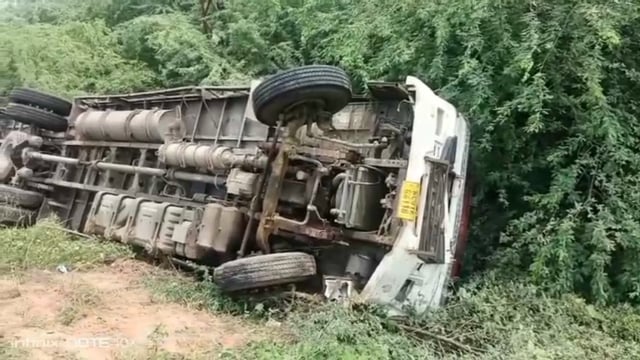 फरह हिंदुस्तान कॉलेज के पास अनियंत्रित ट्रक ने  पुलिस जीप को मारी टक्कर तीन पुलिसकर्मी हुए घायल 