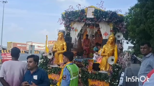 फरह नेशनल हाईवे से होकर भव्य पदयात्रा गोवर्धन के लिए हुई रवाना