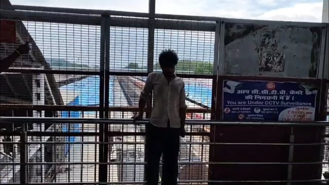 वीरांगना लक्ष्मीबाई झाँसी रेलवे स्टेशन पर रेलवे पुल पर जाली से लटका मिला युवक, रेलवे सुरक्षा बल मौके पर....