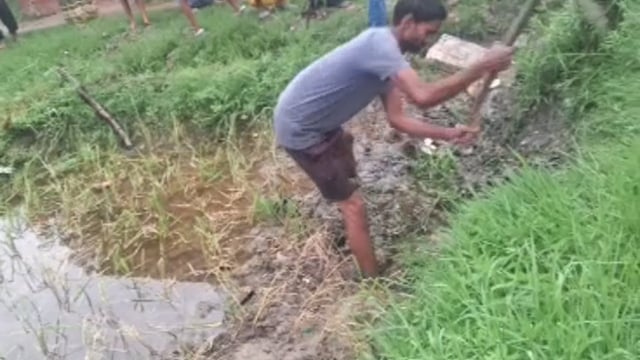 नायब तहसीलदार ने सिविल कोर्ट मे वाद विचाराधीन व स्थगन आदेश के बावजूद बैठकर बनवा दिया नाली 