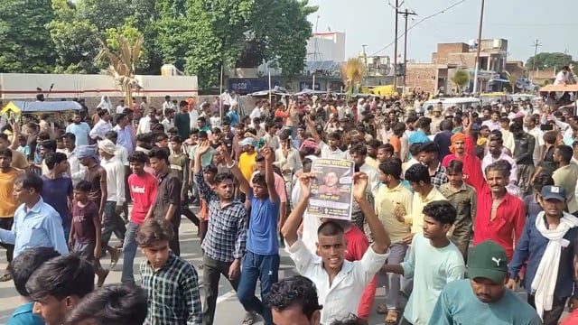 गौतम मौर्य का शव पोस्टमार्टम के बाद धरना स्थल पहुंचा, कांट थाने के सामने हाईवे जाम, हजारों लोगों का प्रदर्शन जारी
