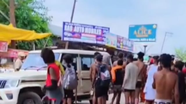 बढ़ेडी! फ्लाईओवर के नीचे गाटर गिरने से कावड़ियों की मौत! मची अफरा तफरी!
