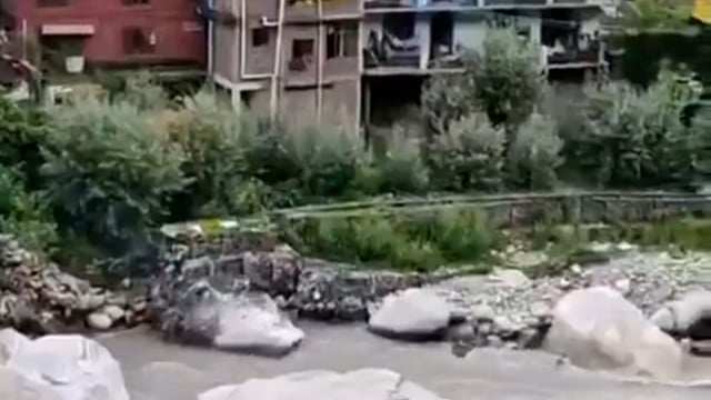 मनाली में पिछले दो दिन से व्यास नदी पर भारी भरकम विशालकाय चट्टान को बारूद से उड़ाने की मश्शकत चल रही थी। यह चट्टान नदी के वेग के अवरोध पैदा कर बाढ़ का कारण बनती थी। आज सफलता पूर्वक तोड़ दिया गया। धमाके के लिए वीडियो अंत तक देखें....