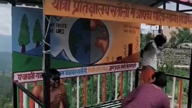 नैनीताल- लड़कियों से छेड़छाड़ के आरोप में दो युवकों को ग्रामीणों ने पकड़ा