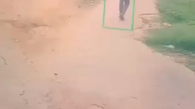 शॉकिंग वीडियो-

मोबाइल पर बात करते हुए रेलवे ट्रैक पार करना पड़ा भारी, ट्रेन की चपेट में आने से युवक की मौत