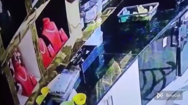 10 लाख रुपए के गहने, चूहा उठा ले गया अपने बिल में,
यह घटना कर्नाटक के तुमकुरु के विश्वास ज्वेलर्स की है,