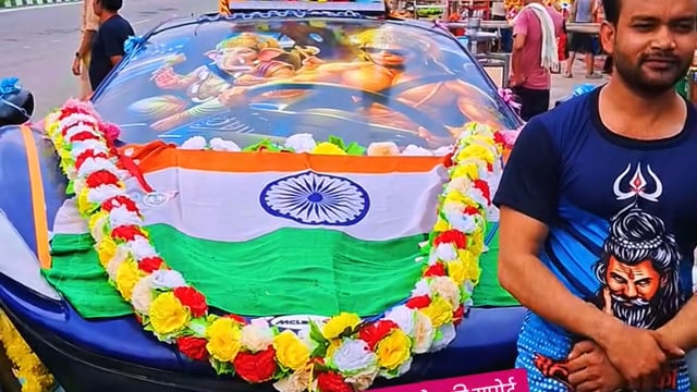 5.5 करोड़ की डमी कार पर, भोले बाबा को बिठाकर कर हरिद्वार से शाहदरा ले जा रहे शिव भक्त