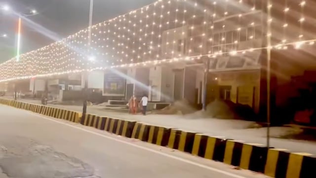 शाहपुर क्षेत्र को कावड़ यात्रा को लेकर अच्छी पूर्वक सजाया गया है,जिसमें थाना प्रभारी ने समस्त विभागों के कर्मचारीयो को सख्त आदेश दिए हैं लापरवाही बर्दास्त नहीं होगी