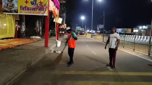 मुज़फ्फरनगर कावड़ यात्रा ड्यूटी- तृतीय पारी वहलना चौक से हाईवे तक रोहित चौहान- सफ़ाई नायक की देख-रेख में निरंतर सफ़ाई कार्य कराया जा रहा है