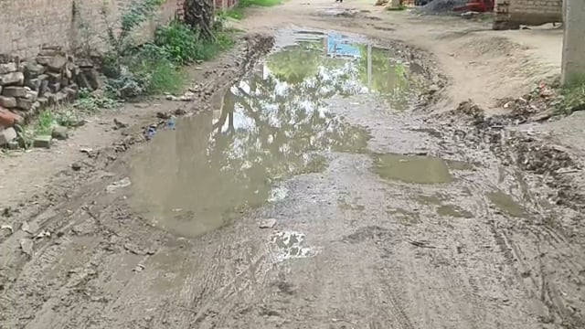 रायगढ़ विद्यालय मार्ग बना तालाब, जलभराव से छात्र-छात्राओं और ग्रामीणों को भारी परेशानी#latest_news 