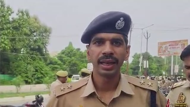 सिद्धार्थनगर में संदिग्ध मौत पर बवाल, पत्नी और कथित प्रेमी पर हत्या का आरोप, पोस्टमार्टम हाउस के बाहर सड़क जाम