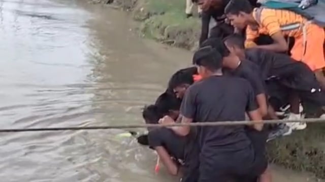 धनाराघाट पर कांवड़ियों की सुरक्षा के लिए पुलिस मुस्तैद, थानाध्यक्ष ने संभाली व्यवस्था
