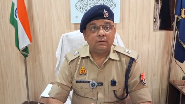 गहमर पुलिस मुठभेड़ प्रकरण में  जानकारी देते अपर पुलिस अधीक्षक ग्रामीण अतुल सोनकर