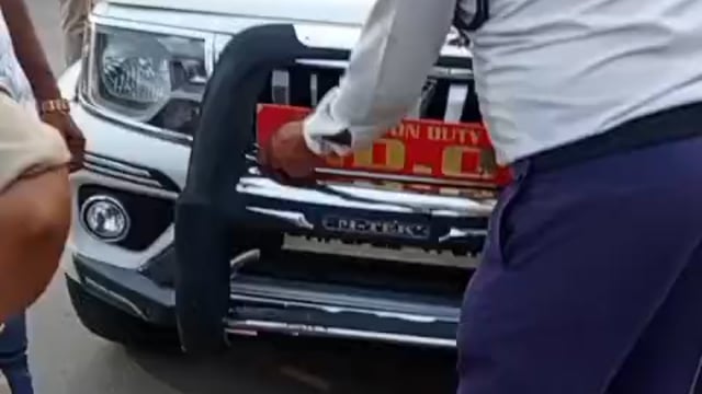 सतना: सर्किट हाउस चौक पर वाहन चेकिंग के दौरान यातायात पुलिस ने SDO लिखी नंबर प्लेट उतरवा दी। नियमों का उल्लंघन पाए जाने पर वाहन चालक के खिलाफ चालानी कार्रवाई भी की गई।