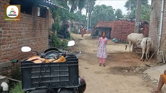 पिपरहिया गांव की सड़क पर फसा ट्रैक्टर आवागमन बाधित राहगीरों को हो रही परेशानी