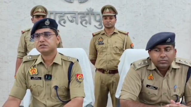 थाना रोजा, जनपद शाहजहाँपुर क्षेत्रांतर्गत जनपदीय एसओजी/सर्विलांस सेल व थाना रोजा की संयुक्त पुलिस टीम द्वारा टप्पेबाजी करने वाले अंतरजनपदीय गिरोह का सफल अनावरण, 03 अभियुक्तों की गिरफ्तारी व बरामदगी एवं पुलिस द्वारा कृत कार्यवाही के संबंध में अपर पुलिस अधीक्षक, की बाइट।