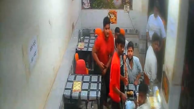 रेस्टोरेंट में घुसकर कर्मचारी को बेरहमी से पीटा, घटना सीसीटीवी कैमरे में कैद ।
