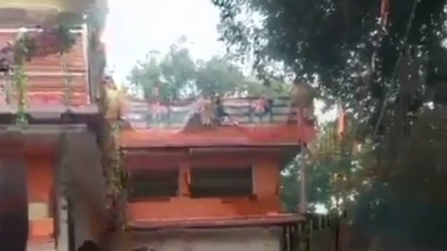 बांसडीह कस्बे सहित ग्रामीण क्षेत्रो में सावन मास के प्रथम सोमवारी के दिन जलाभिषेक को लेकर मंदिरों पर भक्तों की उमड़ी भीड़
