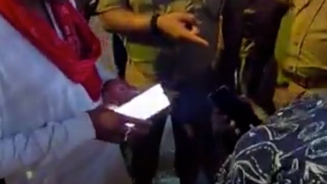 वाराणसी : काशी विश्वनाथ मंदिर में दर्शन के लिए लाइन में लगी कर्नाटक की महिला से वीआईपी