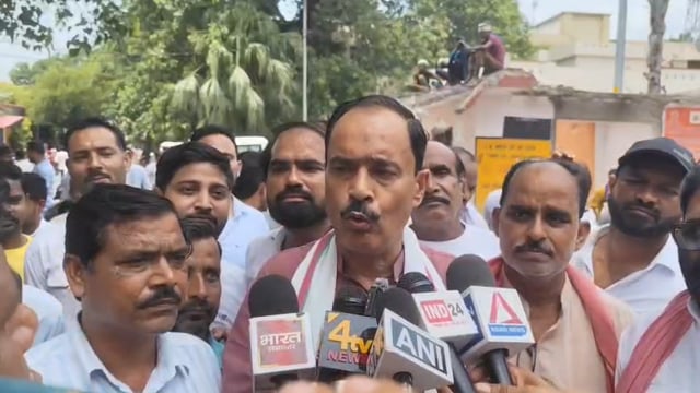 कांवड़ यात्रा मार्गों के बाहर होटल व मांस दुकानों को खोलने की मांग, सपा प्रतिनिधिमंडल ने डीएम को सौंपा ज्ञापन