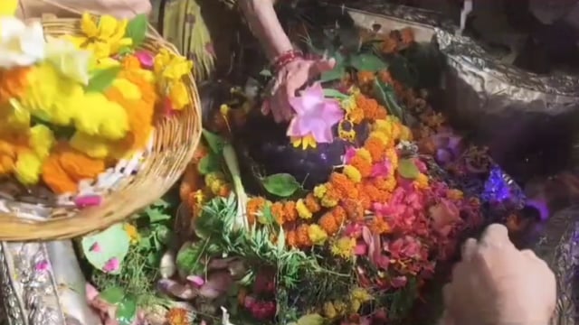 श्रद्धालुओं ने दूध, गंगाजल और पंचामृत से भगवान शिव का अभिषेक किया। वहीं बिल्वपत्र, धतूरा, पुष्प और फल अर्पित कर परिवार की सुख-शांति और समृद्धि की कामना