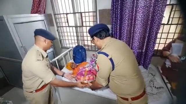 मुजफ्फरनगर - हरिद्वार से कांवड़ लेकर आ रही गर्भवती महिला ने मुजफ्फरनगर में जुड़वां बच्चों को जन्म दिया, 

एसएसपी संजय वर्मा ने दोनों नवजात बच्चों का नाम गणेश और कार्तिकेय रखा