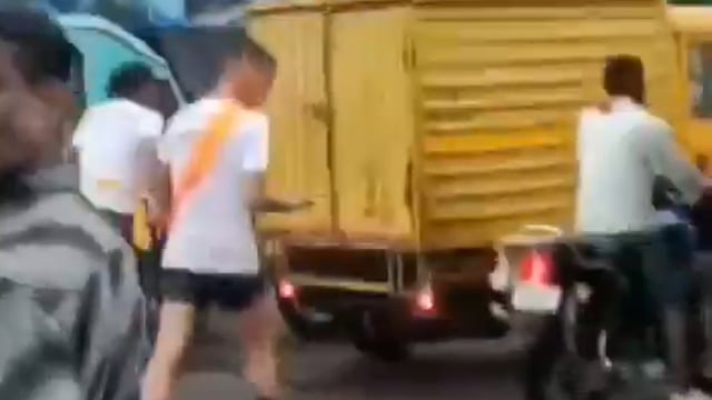 *उत्तर प्रदेश*
लखनऊ में कांवड़िया ड्रेस में आए कुछ लड़कों ने एक स्कूली वैन पर पथराव कर दिया। वैन के शीशे टूट गए। उसमें कुछ बच्चे सवार थे, जो दहशत में आ गए। पत्थरबाजी करके आरोपी फरार हो गए।