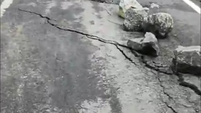 उत्तरकाशी में गंगोत्री राष्ट्रीय राजमार्ग पर भटवाड़ी ब्लॉक के चढ़ेथी से आगे पापड़ गाड़ क्षेत्र में सड़क एक बार फिर धीरे-धीरे धंसने लगी है

करीब 70 मीटर हिस्से में लगातार दरारें बढ़ रही हैं