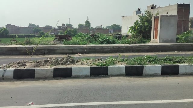 क्या यह सिर्फ मजबूरी है या ट्रैफिक नियमों की अनदेखी? सवाल यह भी है कि ऐसे खतरनाक सफर पर रोक लगाने में ट्रैफिक पुलिस...