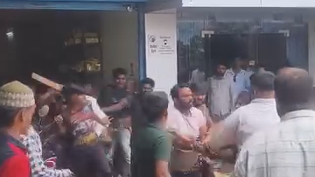 औसा दोन गटात राडा, व्हायरल व्हिडिओ, कारण अद्याप स्पष्ट, औसा शहरातल्या अजिंक्य होंडा शोरुम जवळ दोन गट भिडले