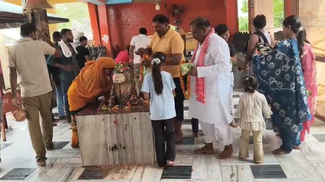 सावन माह के पहले सोमवार को सपा नेता शिव प्रताप यादव समर्थकों के साथ घुईसरन धाम पहुंचे 