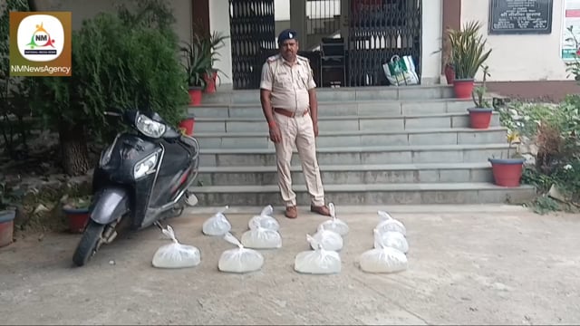 स्कूटी की डिकी से 110 लीटर महुआ शराब के साथ एक तस्कर सहित दो वारंटी गिरफ्तार