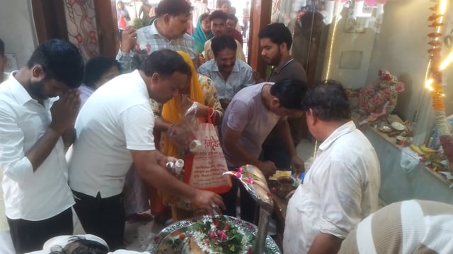 टाउनहाल स्थित बाबा विश्वनाथ मंदिर में सावन के पहले सोमवार पर पूजा अर्चना करते शिवभक्त।