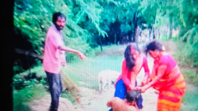 रास्ते में ईंट रखने के विवाद ने लिया हिंसक रूप महिला ने मारपीट और सोने का लॉकेट छीनने का लगाया आरोप#latest_news 