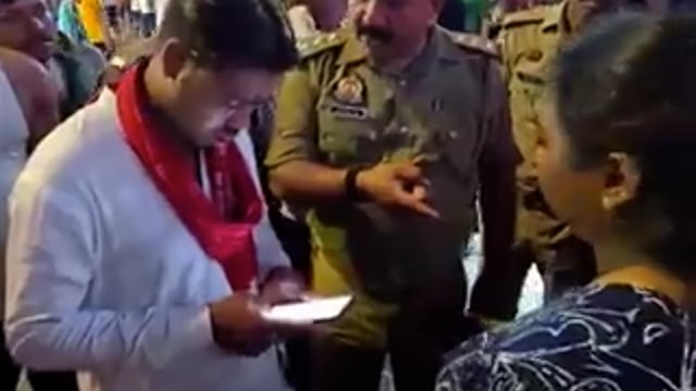 वाराणसी : काशी विश्वनाथ मंदिर में दर्शन के लिए लाइन में लगी कर्नाटक की महिला से वीआईपी दर्शन कराने के नाम पर एक दलाल ने 4 हजार रुपये ऑनलाइन वसूल लिए, शिकायत मिलने पर पुलिस ने महिला के 4 हजार रुपये वापस कराए और उसे निःशुल्क दर्शन भी करवाए