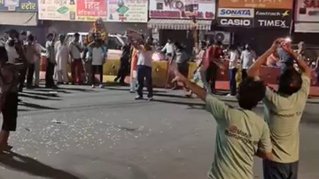 सड़क पर ही आतिशबाजी फटने से शिव चौक पर मची अफरा-तफरी, एक पुलिसकर्मी ने हिम्मत दिखाकर आतिशबाजी को पैर से.    Uttar Pradesh