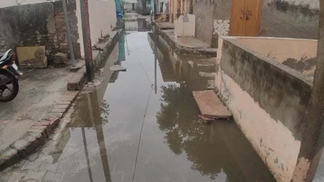 थोड़ी सी बारिश में ही भर जाता है करंजों पर पानी कूम्हा गांव के ग्रामीण है परेशान