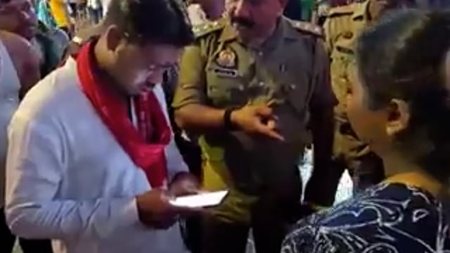 वाराणसी : काशी विश्वनाथ मंदिर में दर्शन के लिए लाइन में लगी कर्नाटक की महिला से वीआईपी दर्शन कराने के नाम पर एक दलाल ने 4 हजार रुपये ऑनलाइन वसूल लिए,