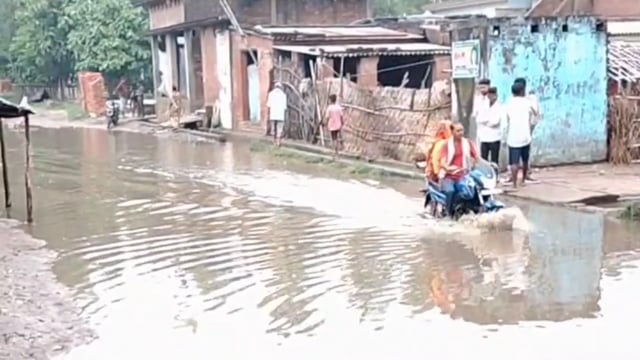 पीलीभीत बना 'पेरिस': टांडा गुलाबराय की जर्जर सड़क पर भड़का गुस्सा, भूख हड़ताल की चेतावनी