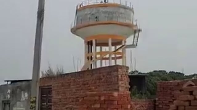 यूपी: बुलंदशहर में "हर घर शुद्ध जल" पहुंचाने के लिए बनाई गई पानी की टंकी में कुछ लड़के गोता लगा रहे हैं। मामला ख़ुर्जा के इस्लामाबाद का है।