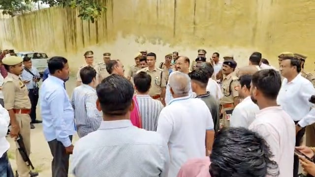 मेरठ DM विजय कुमार सिंह और SSP अविनाश पांडे पहुंचे श्री फिरोजपुर महादेव मंदिर | जलाभिषेक कर लिया व्यवस्थाओं का जायजा | स