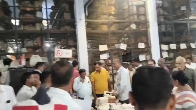 डीएम ने कलेक्ट्रेट जीर्णोद्धार कार्यों की परखी रफ्तार, गुणवत्ता से समझौते पर सख्त चेतावनी