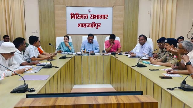 डीएम ने अधिकारियों को दिए सख्त निर्देश, 14 अगस्त को निकलेगा कैंडल मार्च, शहीद परिवारों का होगा सम्मान